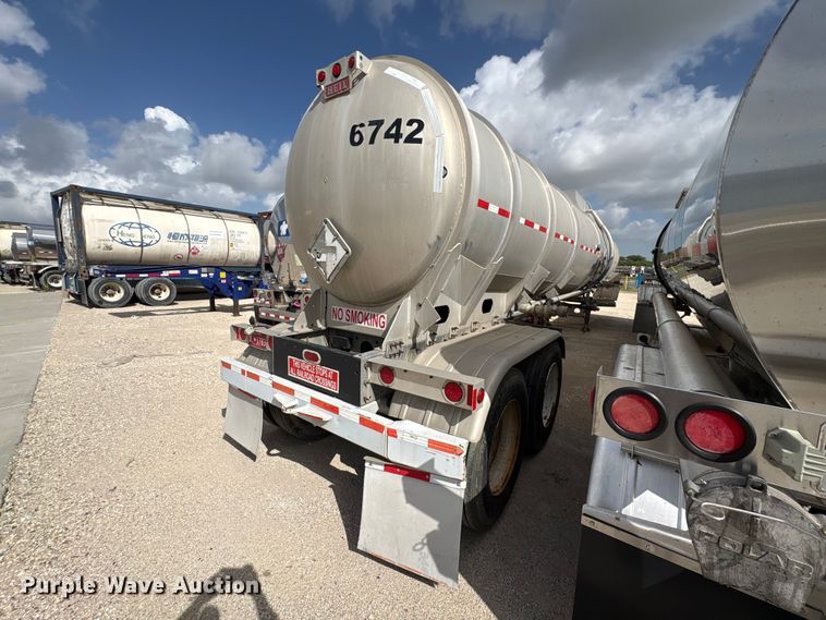 image for item EU0819 2013 Heil Trailer International fuel trailer