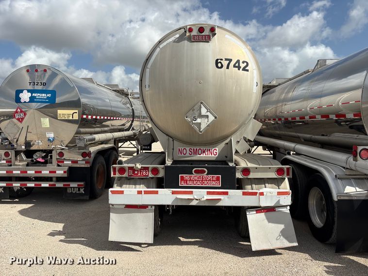 image for item EU0819 2013 Heil Trailer International fuel trailer