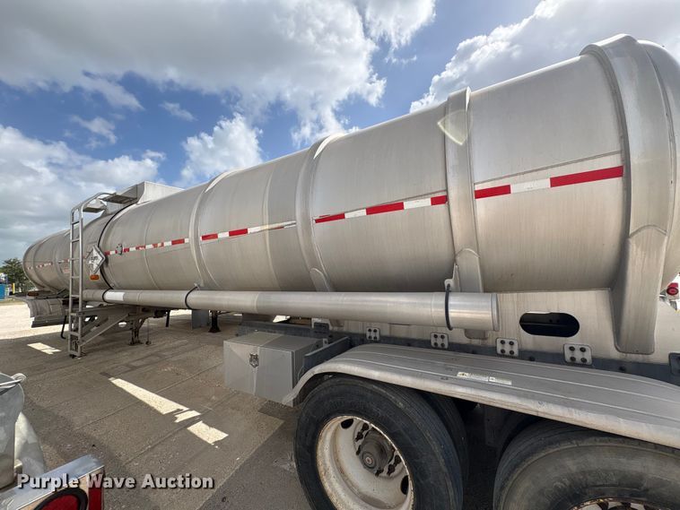image for item EU0819 2013 Heil Trailer International fuel trailer