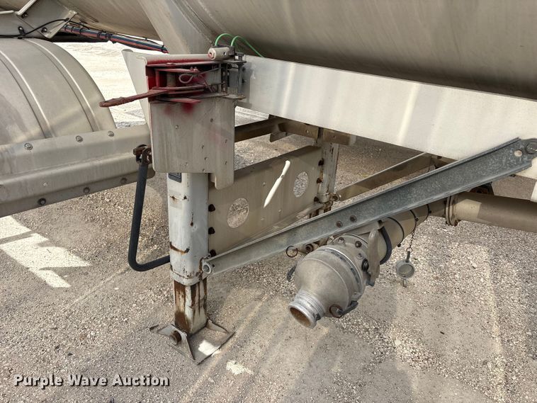 image for item EU0819 2013 Heil Trailer International fuel trailer