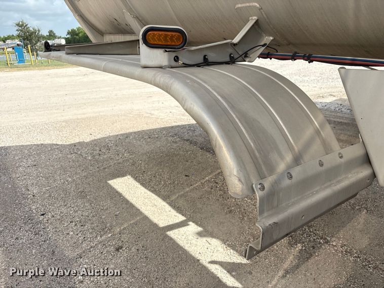 image for item EU0819 2013 Heil Trailer International fuel trailer