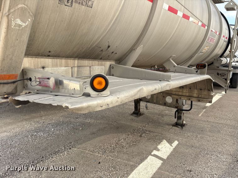 image for item EU0819 2013 Heil Trailer International fuel trailer