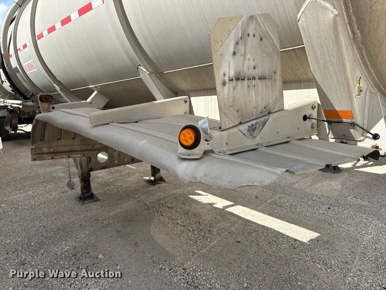 image for item EU0819 2013 Heil Trailer International fuel trailer
