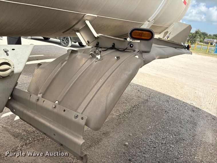 image for item EU0819 2013 Heil Trailer International fuel trailer