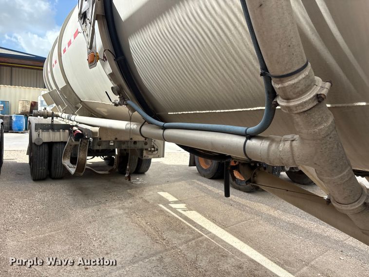 image for item EU0819 2013 Heil Trailer International fuel trailer