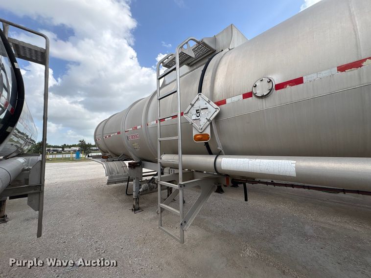 image for item EU0819 2013 Heil Trailer International fuel trailer