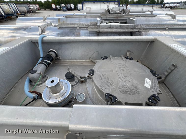 image for item EU0819 2013 Heil Trailer International fuel trailer