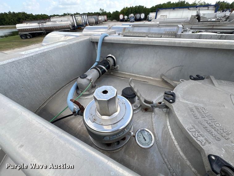 image for item EU0819 2013 Heil Trailer International fuel trailer