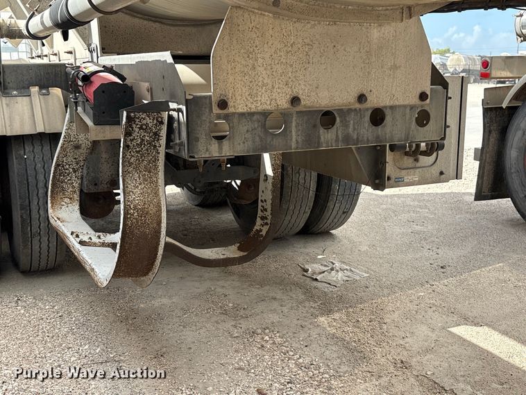 image for item EU0819 2013 Heil Trailer International fuel trailer