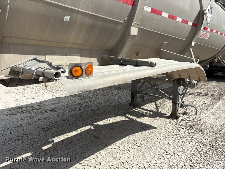 image for item EU0820 1992 Trailermaster fuel trailer