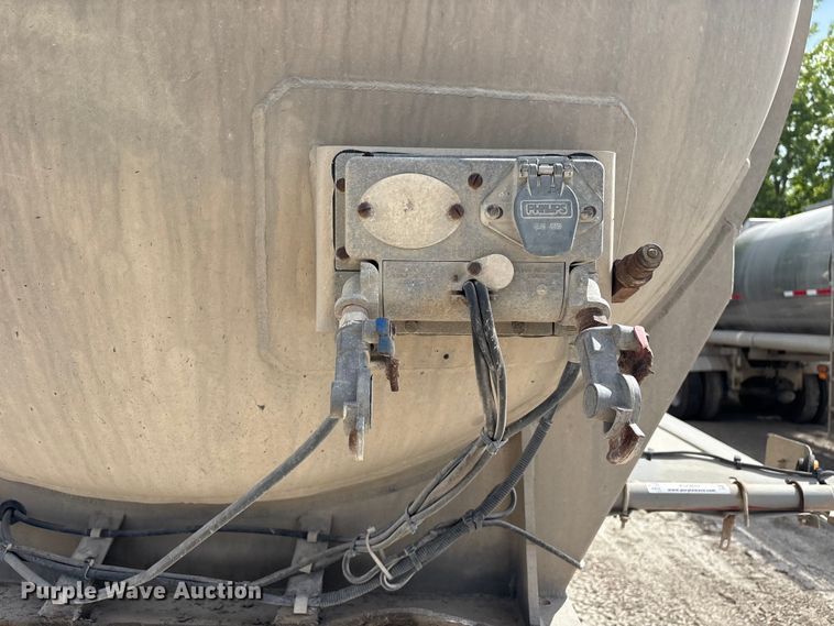 image for item EU0820 1992 Trailermaster fuel trailer