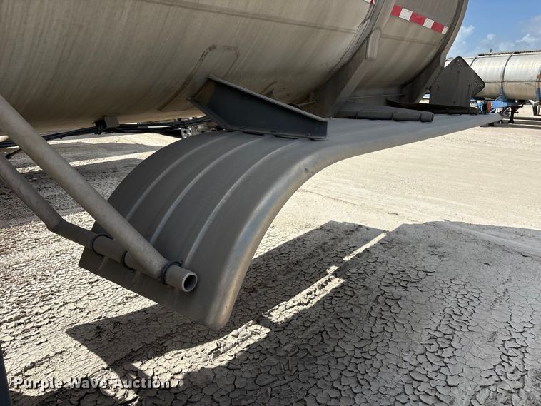 image for item EU0820 1992 Trailermaster fuel trailer