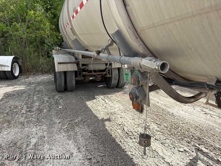 image for item EU0820 1992 Trailermaster fuel trailer