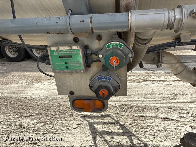 image for item EU0820 1992 Trailermaster fuel trailer