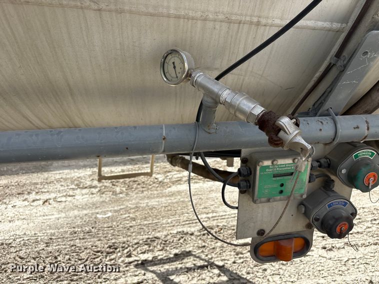 image for item EU0820 1992 Trailermaster fuel trailer