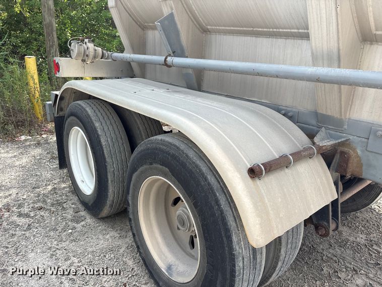 image for item EU0820 1992 Trailermaster fuel trailer