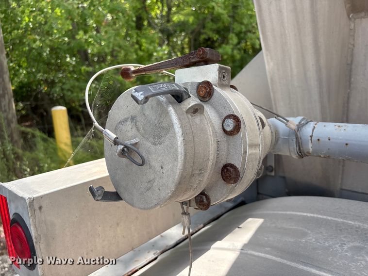 image for item EU0820 1992 Trailermaster fuel trailer