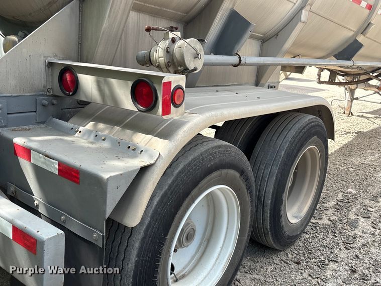 image for item EU0820 1992 Trailermaster fuel trailer
