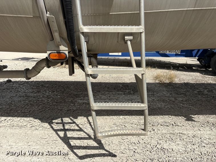 image for item EU0820 1992 Trailermaster fuel trailer