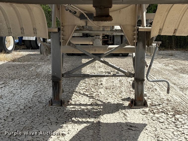 image for item EU0820 1992 Trailermaster fuel trailer