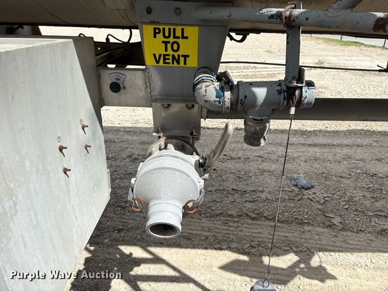 image for item EU0821 1982 Reliable Tank Inc. fuel trailer