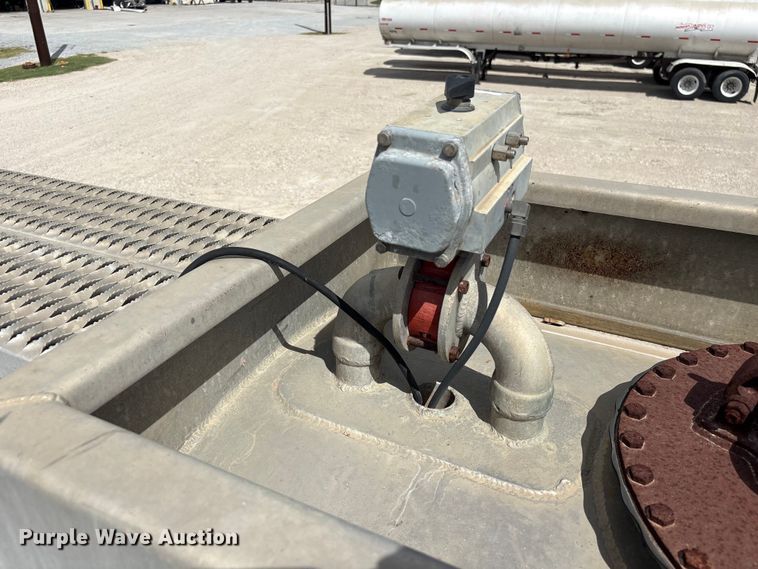 image for item EU0821 1982 Reliable Tank Inc. fuel trailer