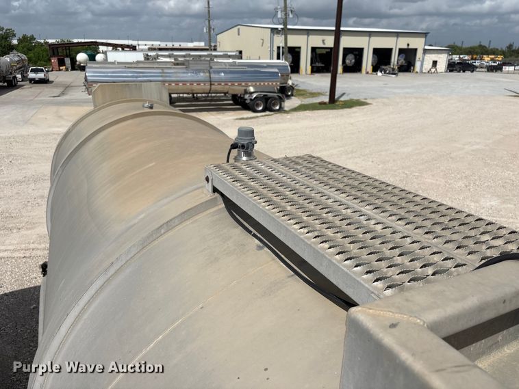 image for item EU0821 1982 Reliable Tank Inc. fuel trailer