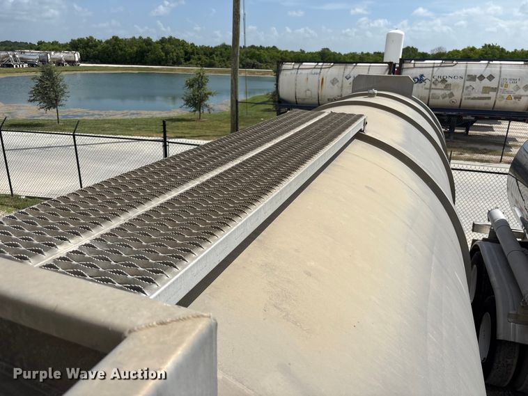 image for item EU0821 1982 Reliable Tank Inc. fuel trailer