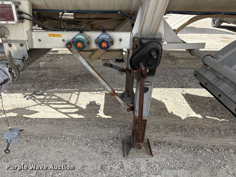 image for item EU0821 1982 Reliable Tank Inc. fuel trailer
