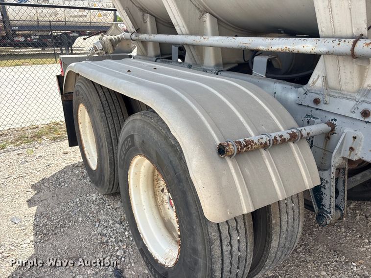 image for item EU0821 1982 Reliable Tank Inc. fuel trailer