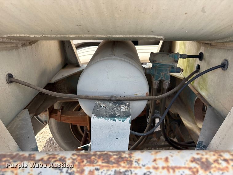 image for item EU0821 1982 Reliable Tank Inc. fuel trailer