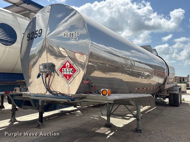 image for item EU0873 1984 Heil fuel trailer