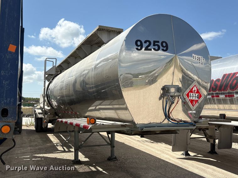 image for item EU0873 1984 Heil fuel trailer