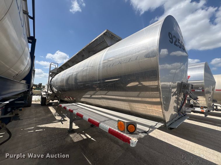 image for item EU0873 1984 Heil fuel trailer