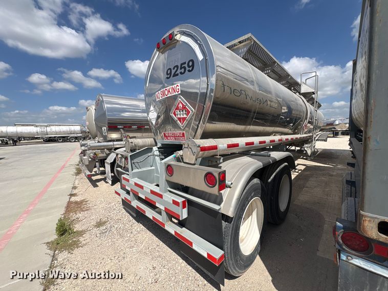 image for item EU0873 1984 Heil fuel trailer