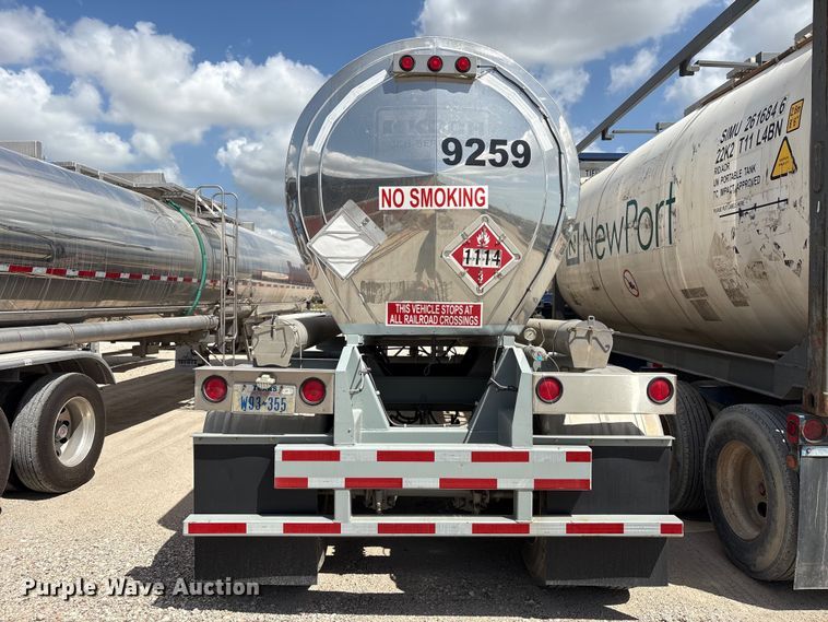 image for item EU0873 1984 Heil fuel trailer