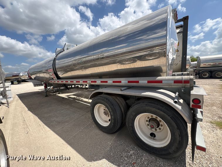 image for item EU0873 1984 Heil fuel trailer