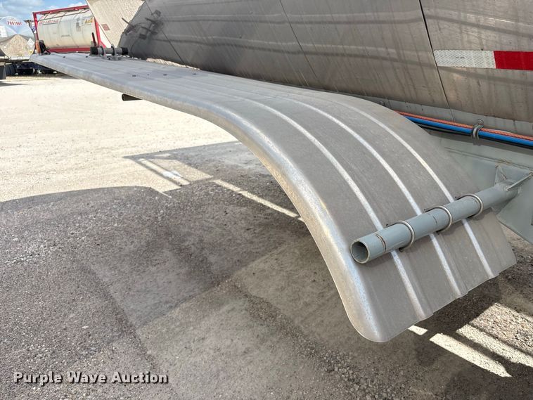 image for item EU0873 1984 Heil fuel trailer