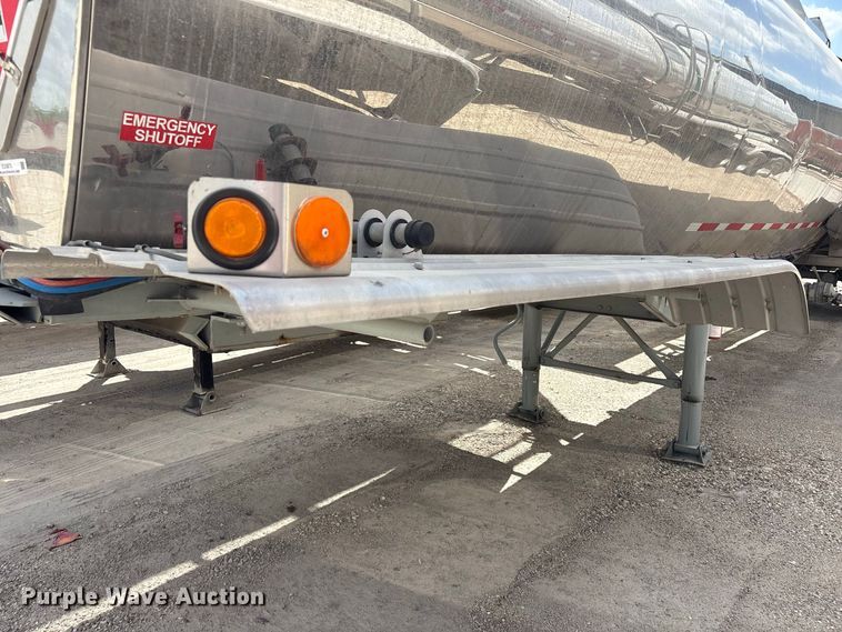 image for item EU0873 1984 Heil fuel trailer