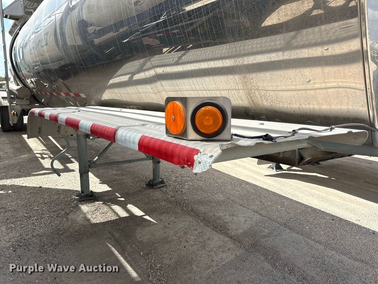 image for item EU0873 1984 Heil fuel trailer