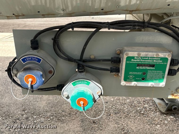 image for item EU0873 1984 Heil fuel trailer