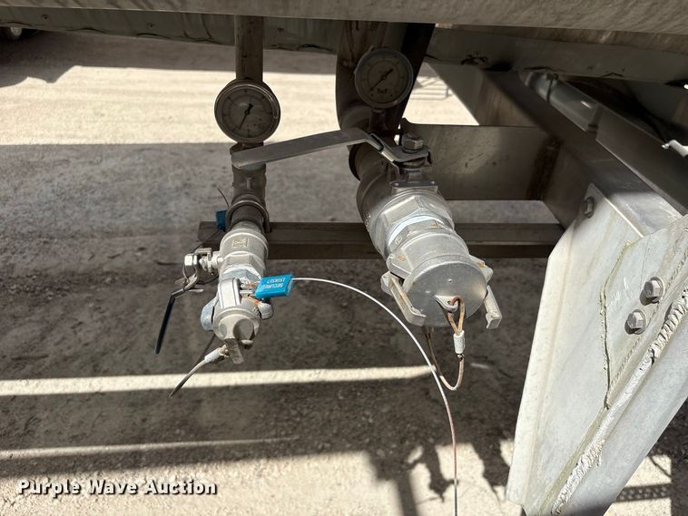 image for item EU0873 1984 Heil fuel trailer