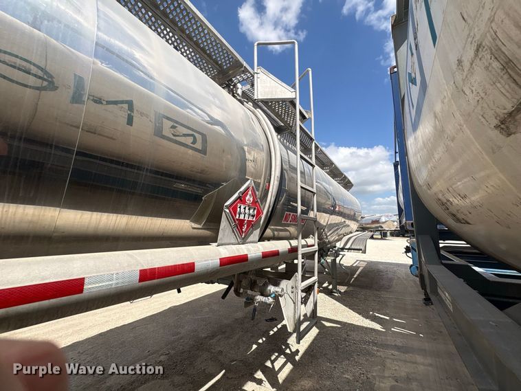 image for item EU0873 1984 Heil fuel trailer