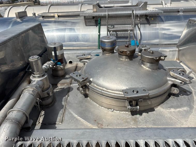 image for item EU0873 1984 Heil fuel trailer