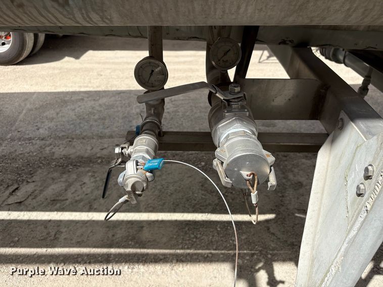 image for item EU0873 1984 Heil fuel trailer
