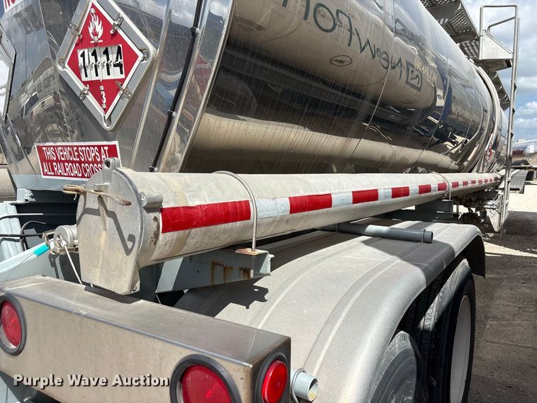 image for item EU0873 1984 Heil fuel trailer