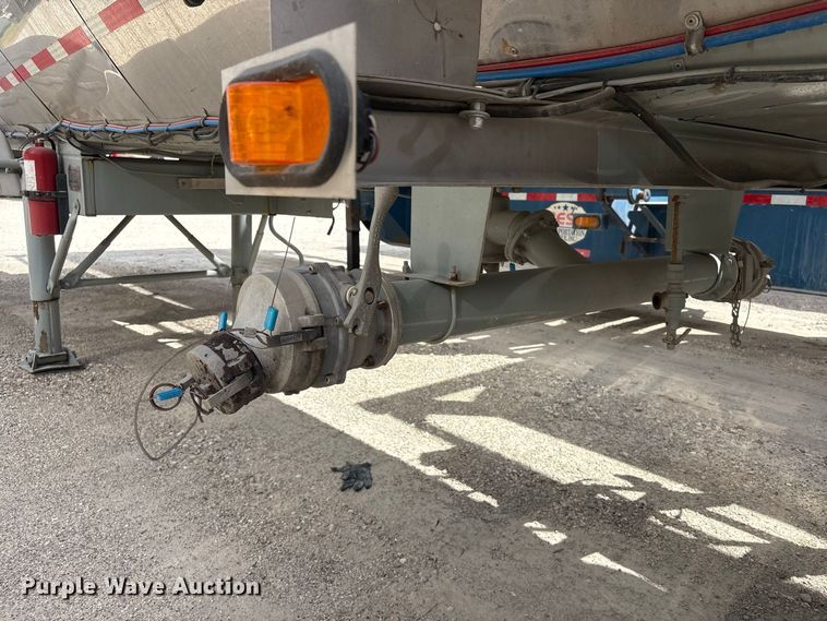 image for item EU0873 1984 Heil fuel trailer