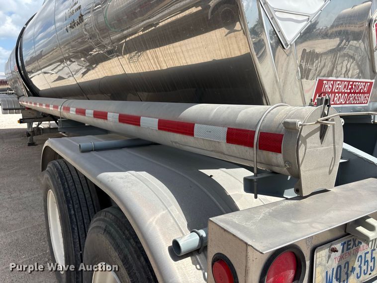 image for item EU0873 1984 Heil fuel trailer
