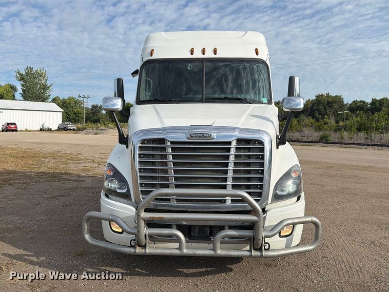image for item EU0881 2016 Freightliner Cascadia 125 semi truck