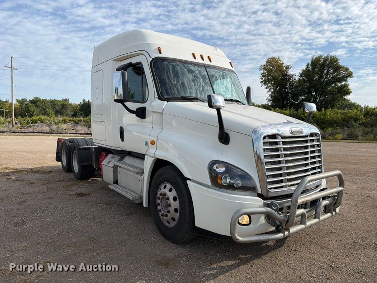 image for item EU0881 2016 Freightliner Cascadia 125 semi truck